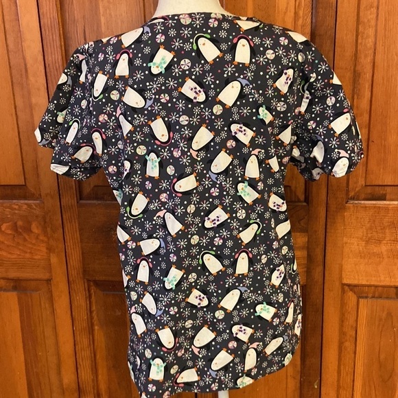 Zoe & Chloe Scrub Top Preowned Medium Penguins Winter Snowflakes - Picture 2 of 10